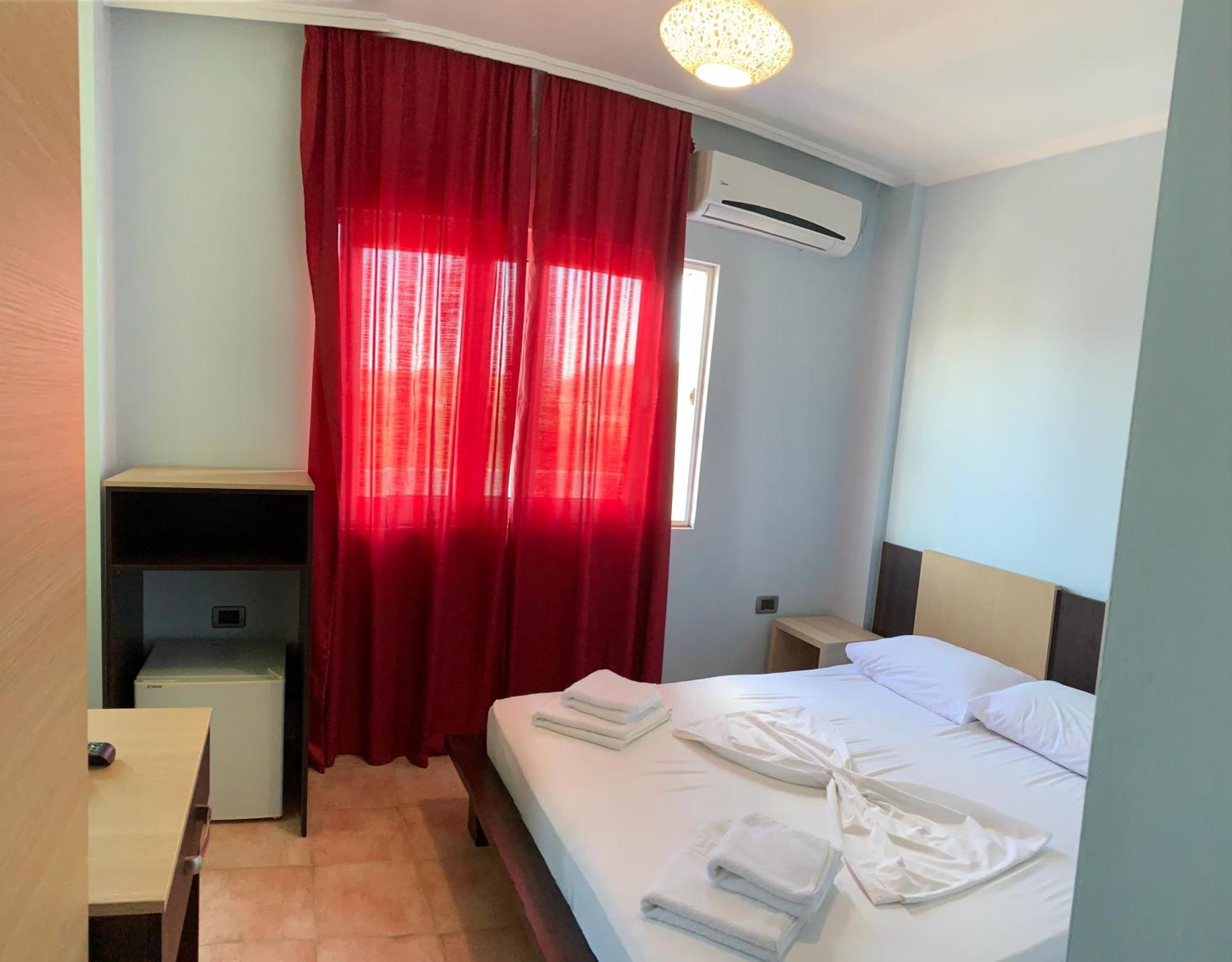 Hotel Dodona Sarandë Exteriör bild