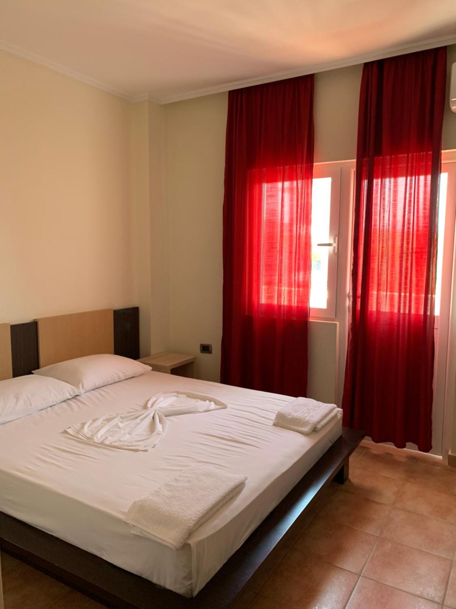 Hotel Dodona Sarandë Exteriör bild