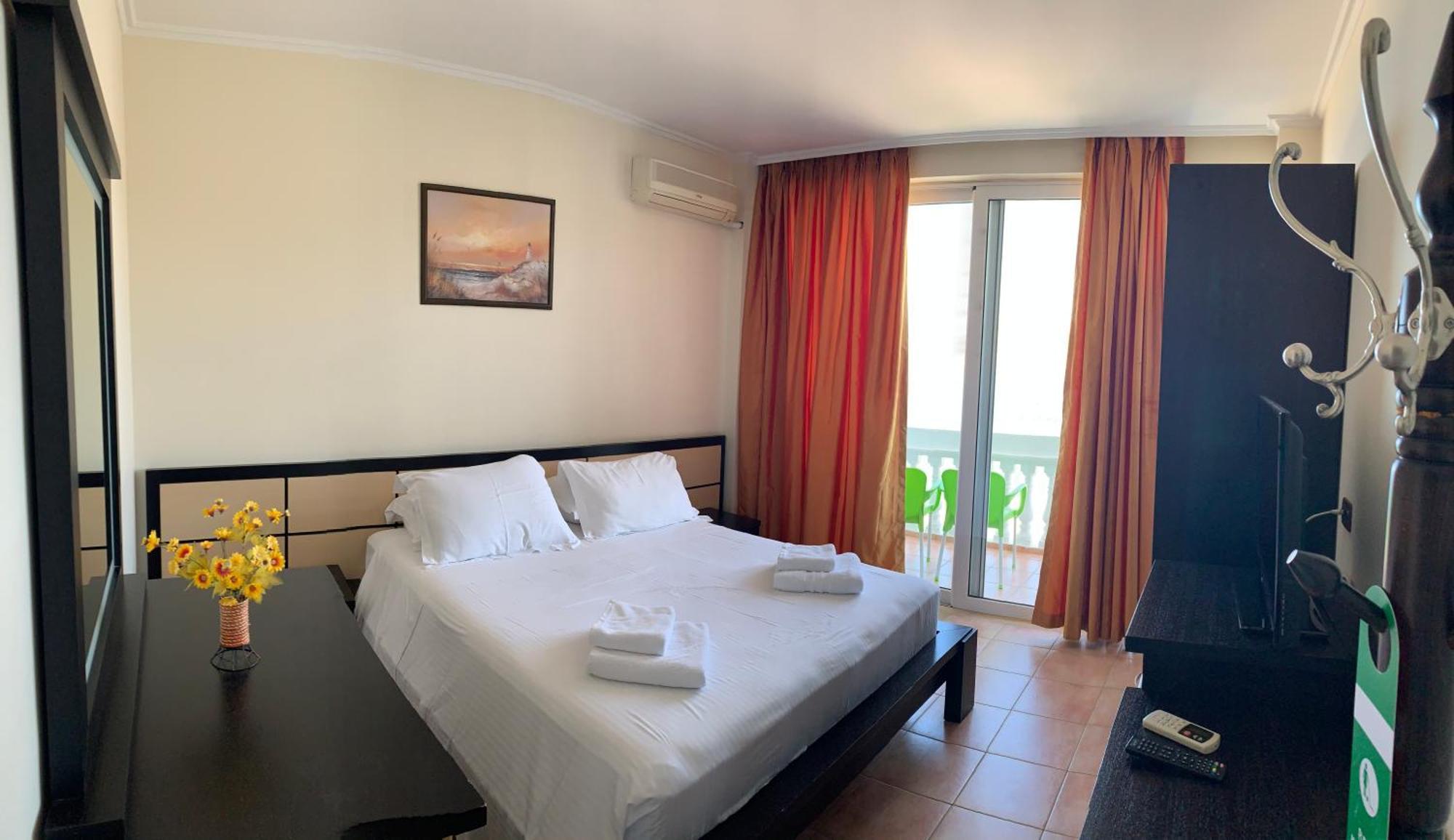 Hotel Dodona Sarandë Exteriör bild
