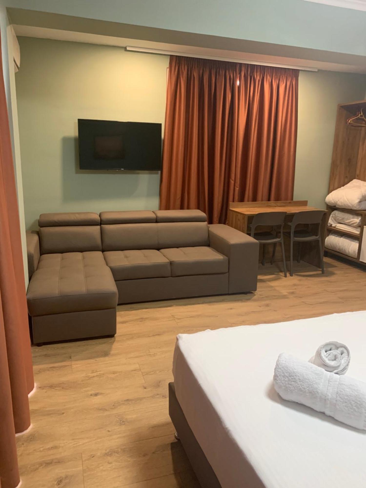 Hotel Dodona Sarandë Exteriör bild